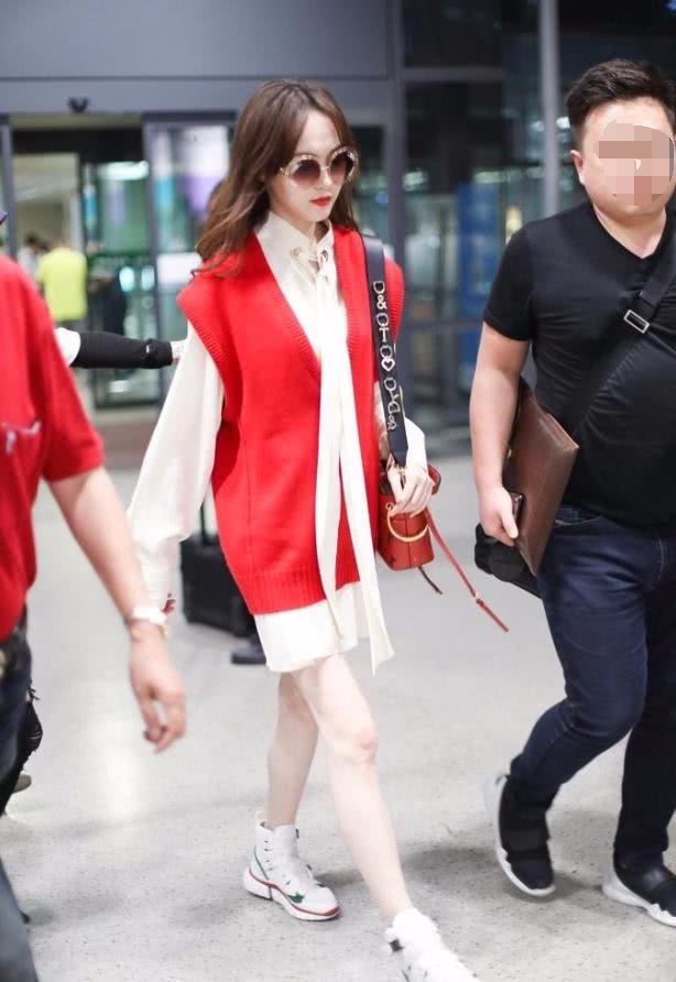 这是唐嫣穿得最土的一次，80岁大爷的西装裤，却被大长腿穿亮了！