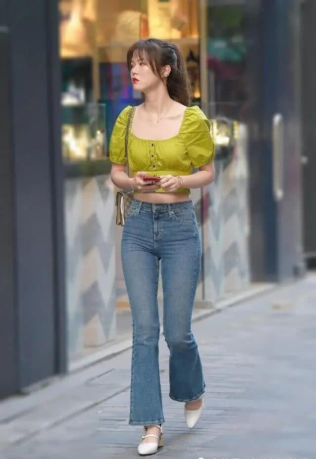  #气质#女人过了40岁，跟着穿直筒牛仔裤，时髦减龄又显气质！