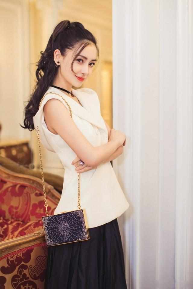 20岁关晓彤与28岁Angelababy,梳同样的发型,差距岂止一个8岁?