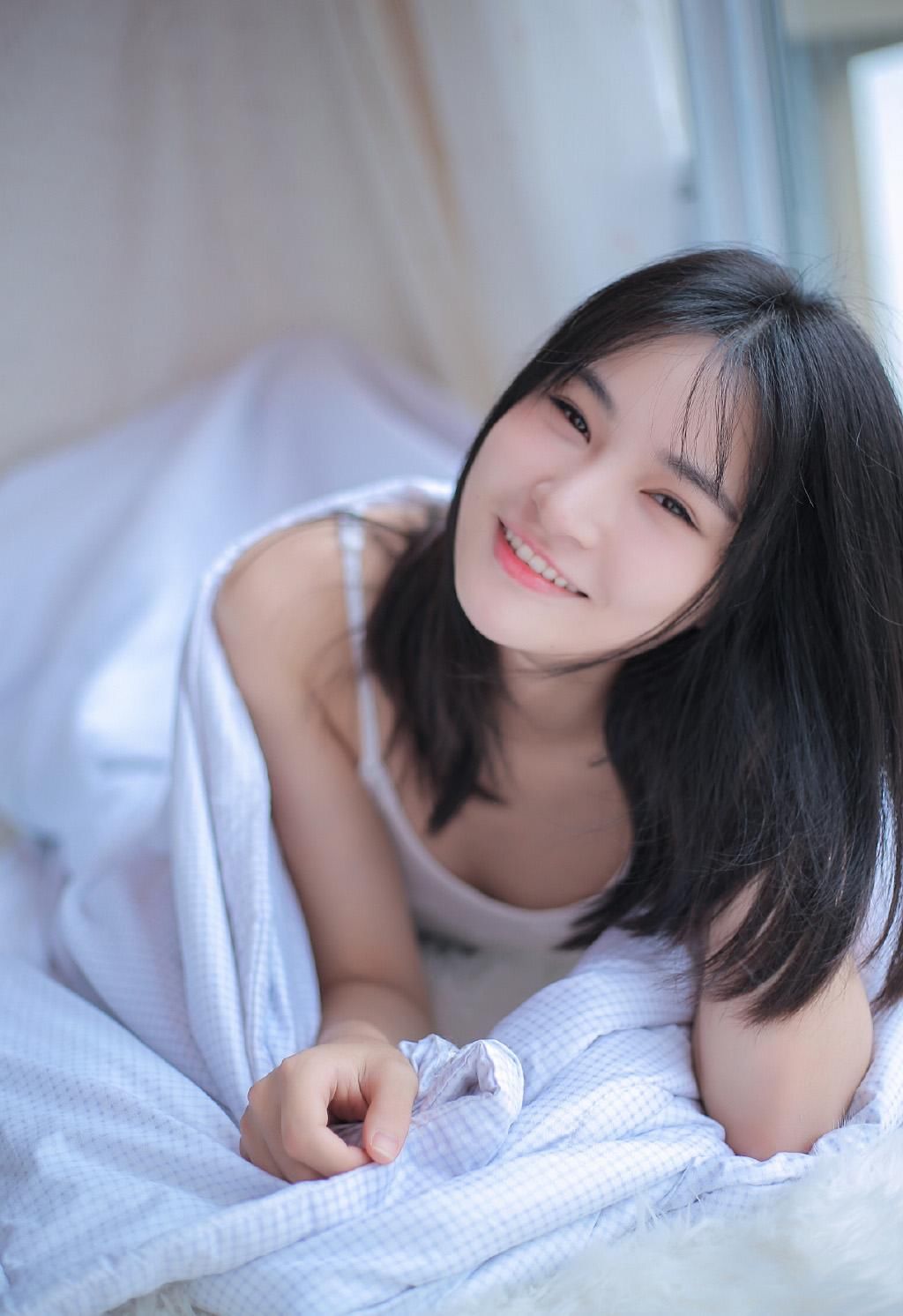 爆乳美女吊带睡衣床上妖娆性感图片