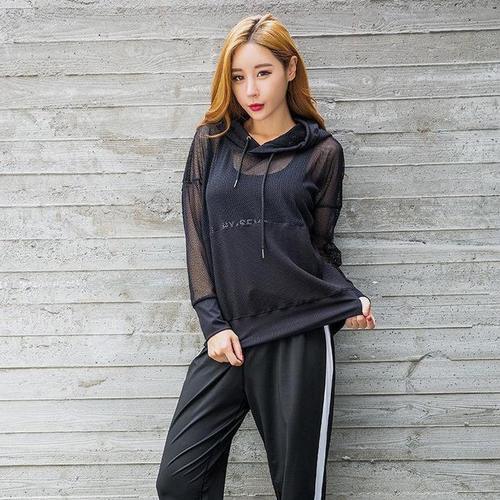 “蜜桃裤”早落伍了!今年流行这样的瑜伽服，凸显S曲线