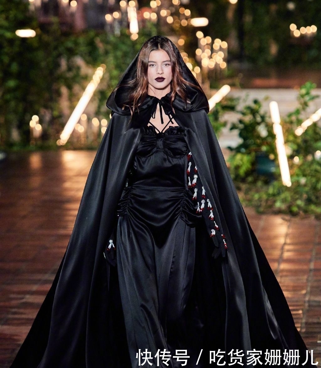 感觉:Rodarte 2020秋冬系列,经典吸血时尚又复古,复古黑暗且不失浪漫