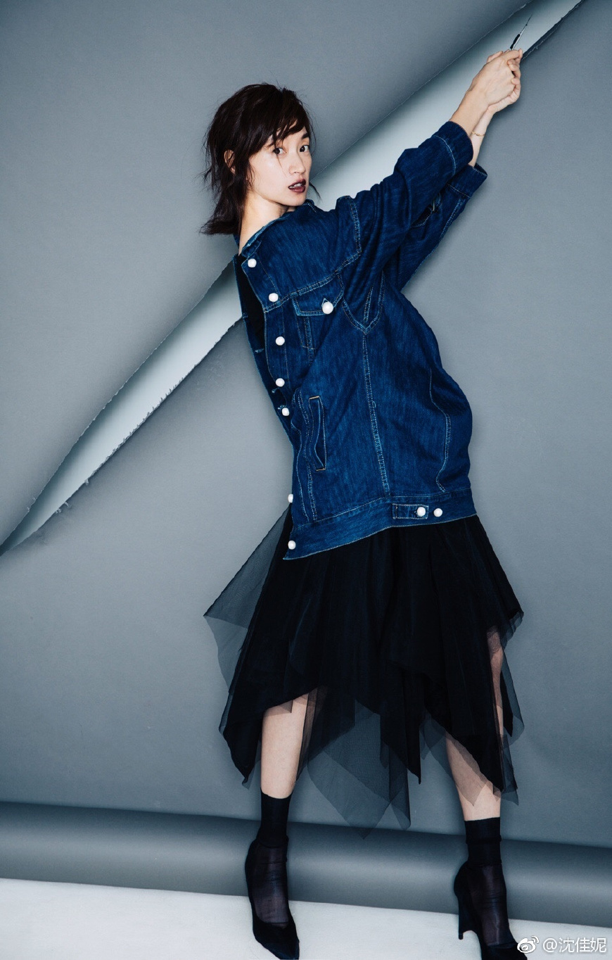 沈佳妮身穿开叉长裙端庄优雅，尽秀大长腿，网友：朱亚文好眼光！