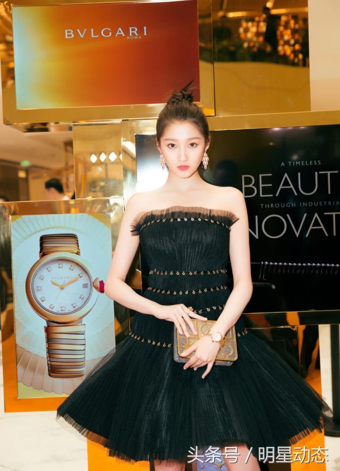 关晓彤抹胸纱裙显腿长，梳着丸子头少女感爆棚!