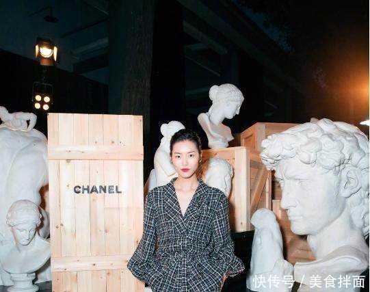 刘雯简直太强大，上半身用力过猛都歪了，网友就不怕被看光光！