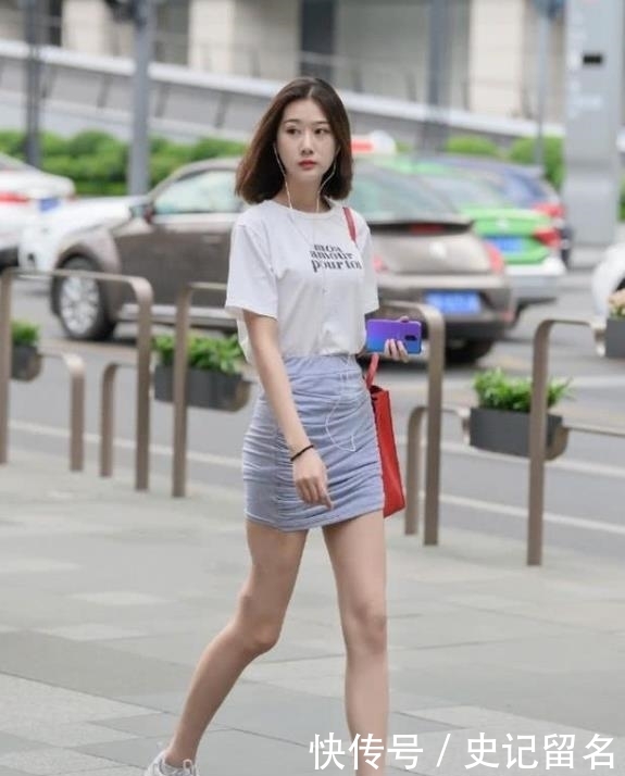 【 美女】紧身裙穿搭,展现曼妙身姿,街拍美女高挑靓丽的小姐姐