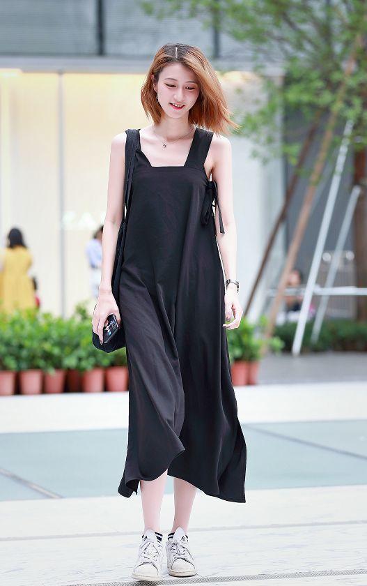 街拍：“超模”穿裙子，裙摆甩的够飘逸，大街上走出T台感！