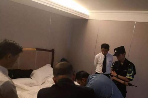 『不知情』游客住酒店时,为什么要先拔电视机插头,不知情的可以看看