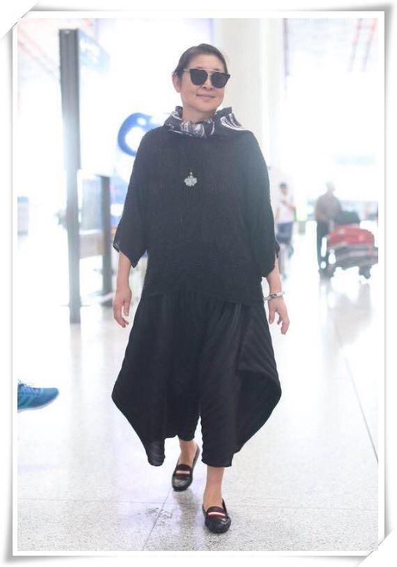 倪萍不服老!大热天穿一件9分毛裤走机场，网友:59岁也疯狂?