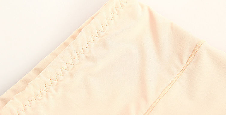 夏天穿飘逸的短裙，最怕刮风走光，老婆这样搭配安全裤，真心好看