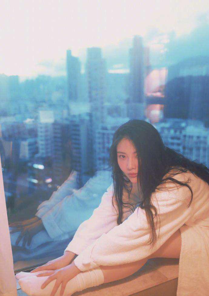 徐冬冬这身材也太犯规了，硬生生把T恤衫撑成了紧身衣秀曲线吸睛