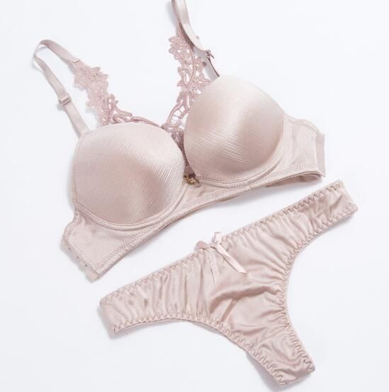 文胸穿对了，胸小女人一样能很有”料“让你直面自己身材更加自信