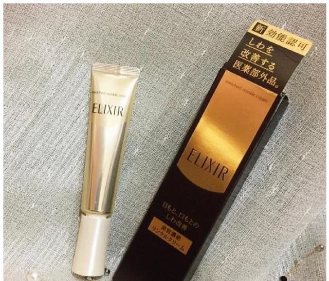  眼霜■年轻人最爱热闹，在放纵的时刻会叫上一群朋友吃吃喝喝，再唱唱歌