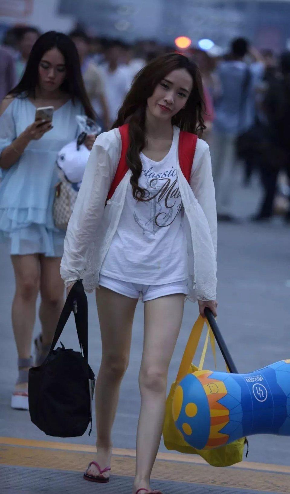 街拍:骨感美女也能吸引眼球，靠的是这个!