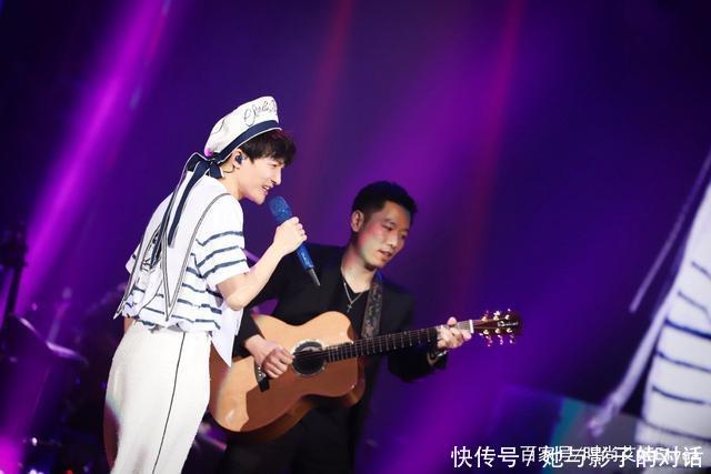 【岁周】28岁周深终于放狠招,穿牛仔短装161cm变181cm,身材比例堪比男模