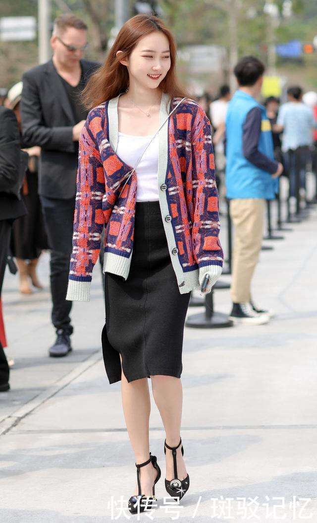 街拍：图三可爱小姐姐一件白色吊带裙，优雅娴静，狗狗不要抢镜