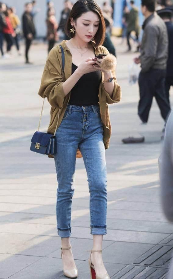 街拍:白色T恤配红裤的小美女,大波浪卷的头发很是迷人!