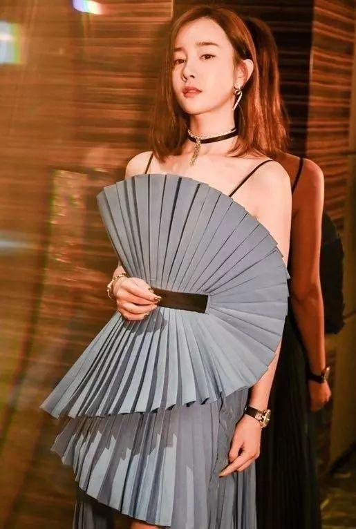 张檬百褶“扇子裙”撞衫娄艺潇，离开玻尿酸的她又美回18岁