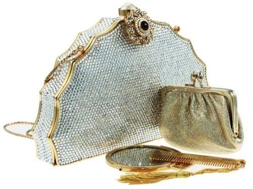 她是凡尔赛宫的点缀,也是女神裙上的珠光