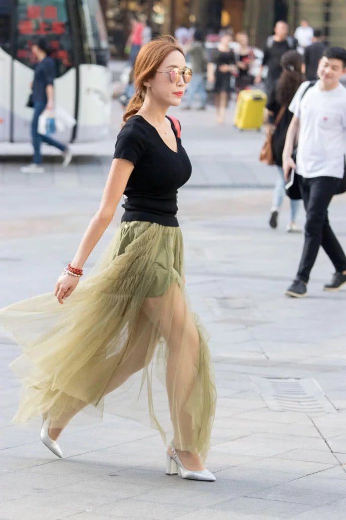 街拍：姑娘就穿了一条衬衫裙一双高跟鞋，这样的打扮好看又显气质