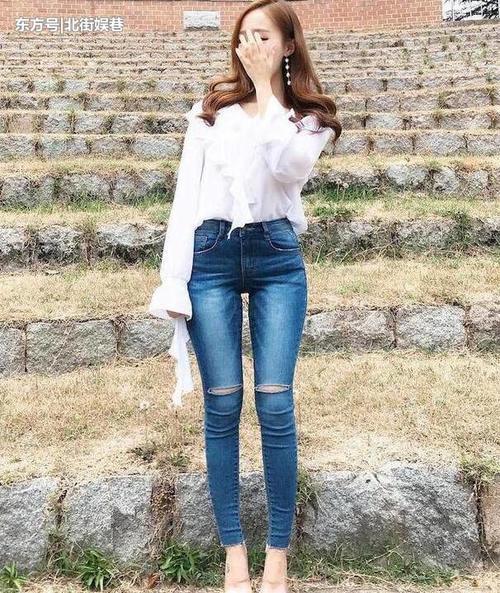 路人街拍：自信漂亮的牛仔裤美女，身材高挑有型！