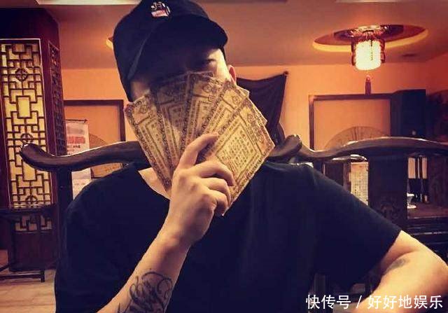 PGONE太惨了，回老家被炮轰，债台高筑没收入，如今挤地铁吃饺子