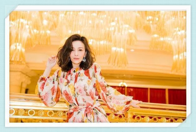 王琳不服老！年近50挑战印花裙，47岁活脱脱穿成了17岁花姑娘！