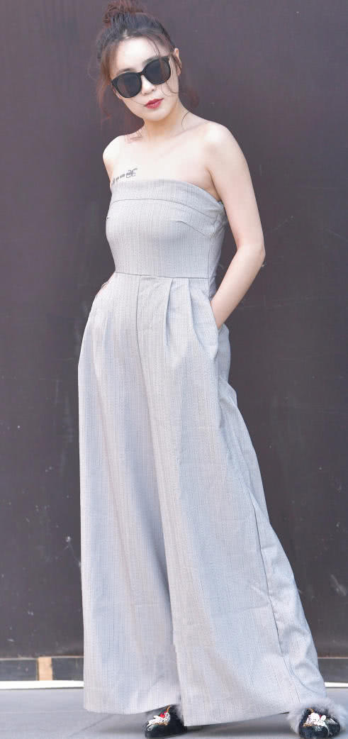 婴儿肥小姐姐束胸连衣裙勒的喘不过气，肥而不腻，回眸一笑迷倒一