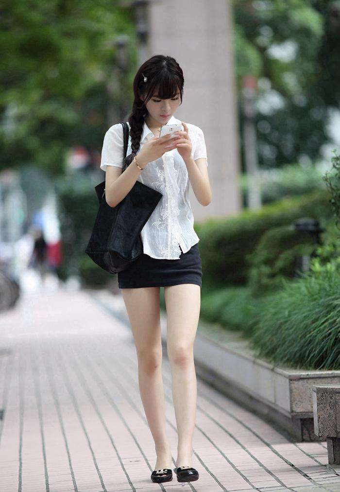 街拍:扎辫子的女生, 身材虽然瘦, 但上下比例匀称真心养眼呢