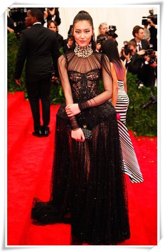 当43岁周迅同框30岁刘雯，网友：终于见识到真正素颜脸长啥样了！