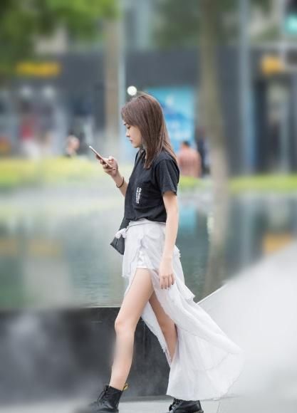  小姐姐■街拍：小姐姐一件短T配破洞裤，大方而不失性感