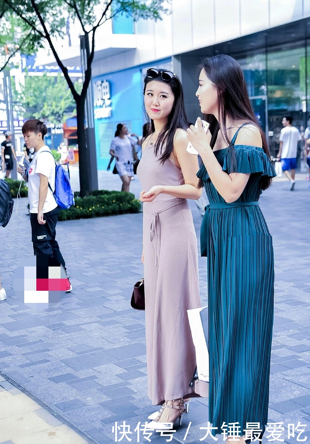  『漂亮』两位漂亮的美女，站立街头宛如一对姐妹花，性感优雅