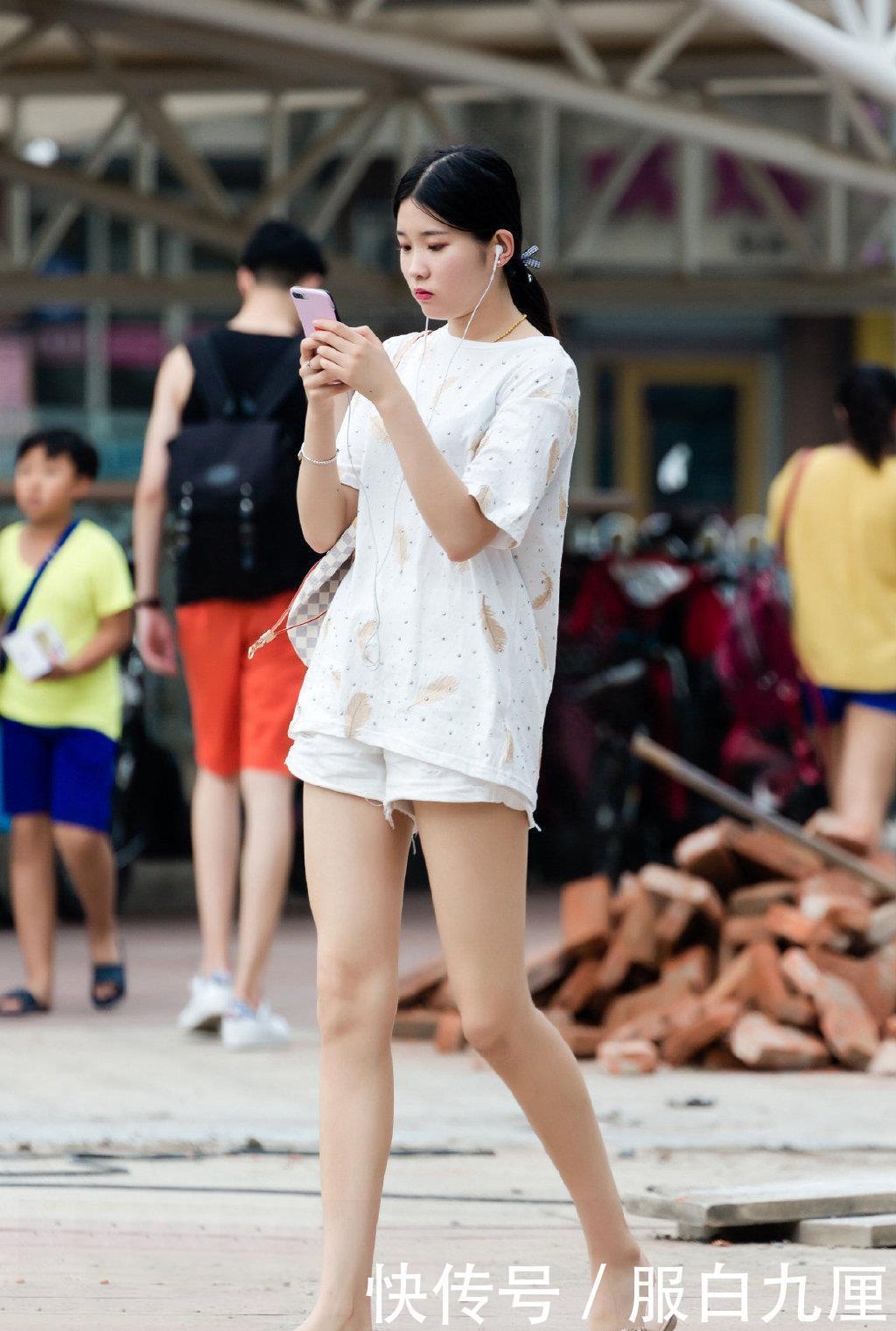 女生|还是年轻女生会穿,短裤搭配羽毛印花T恤,简约洋气又清凉
