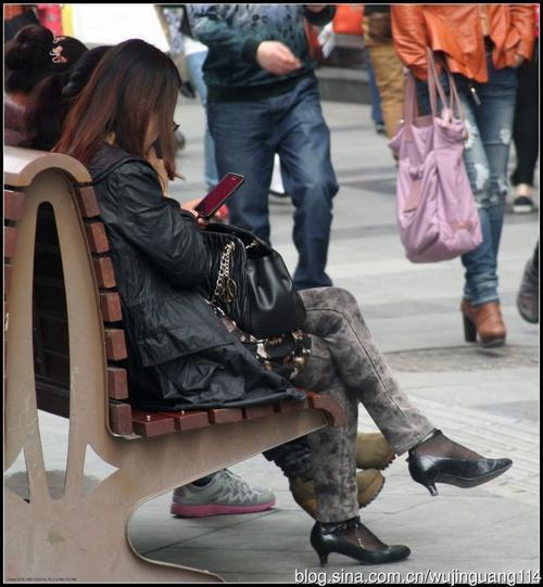 街拍:早春成都春熙路的时尚男女(图)