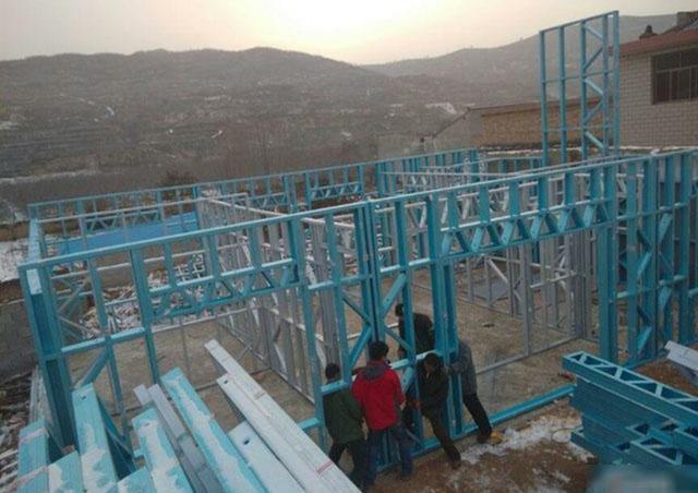 村里小伙花40万盖别墅, 刚开工就被全村人嘲笑 这房子能牢固
