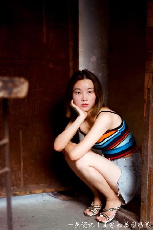 路人街拍，小姐姐举手投足之间散发着满满的女人味