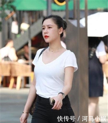 『美丽动人』美丽动人的美女街拍:俏皮可人的美女,就能穿出青春洋溢的气息