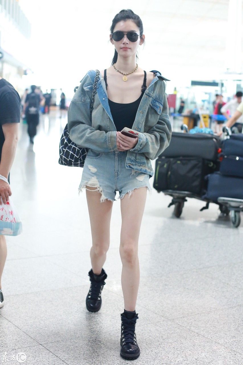 真敢穿!奚梦瑶穿黑色低胸牛仔短衣裤,露事业线,迈性感大长腿