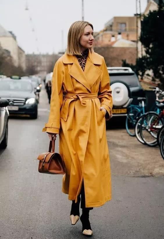 『风衣』初春请别乱买风衣外套了,教你3个穿衣服方法,好用划算还显高