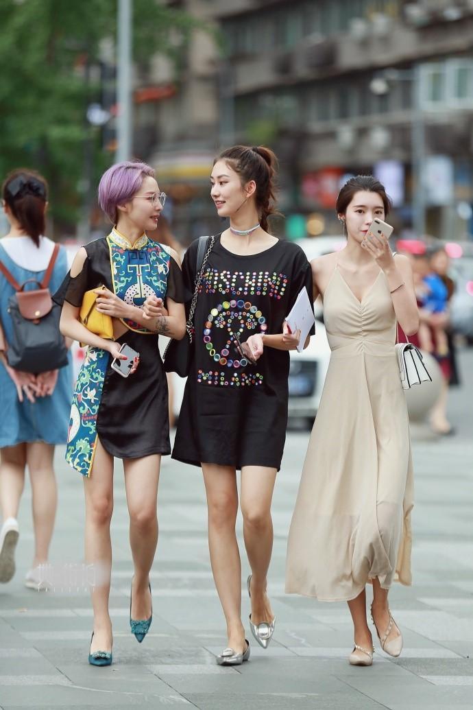 街拍: 裙子尽显丰满迷人身材, 小姐姐身材火辣想藏都藏不住！