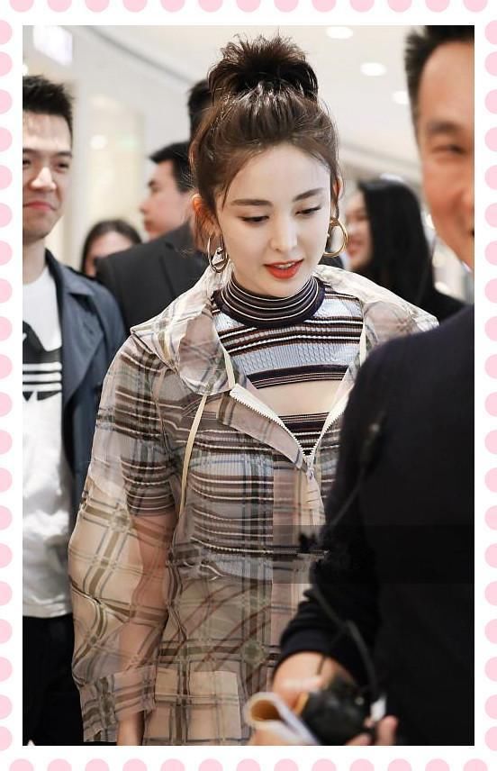 本以为古力娜扎扎丸子头够嫩了，但看到谭松韵这效果，我沉默了！