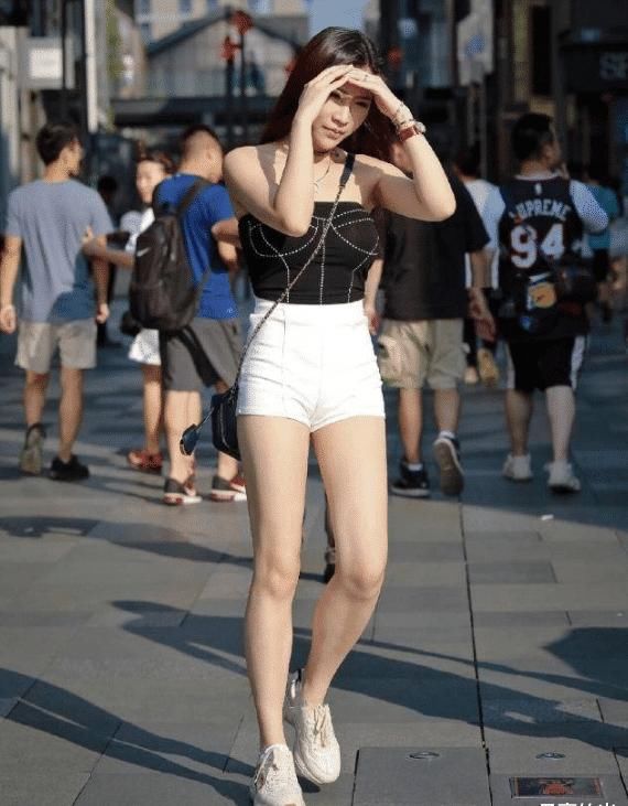  实则|街拍；小姐姐身穿可出席各种场合的时尚单品，实则性感迷人