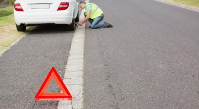 高速应急车道换胎扣12分？记好这3招，交警不仅不罚还帮着换！