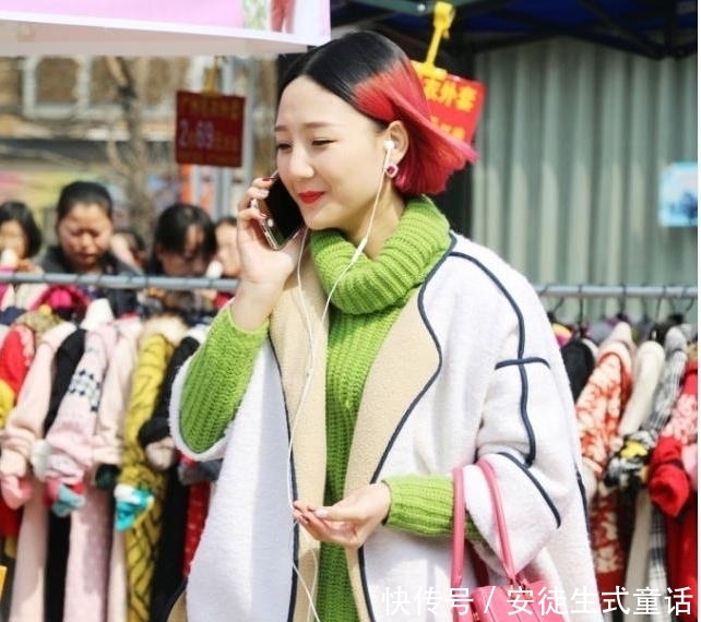 「身材」街拍:大墨镜,灰色紧身T搭配白色裤子,小姐姐的身材凹凸有致