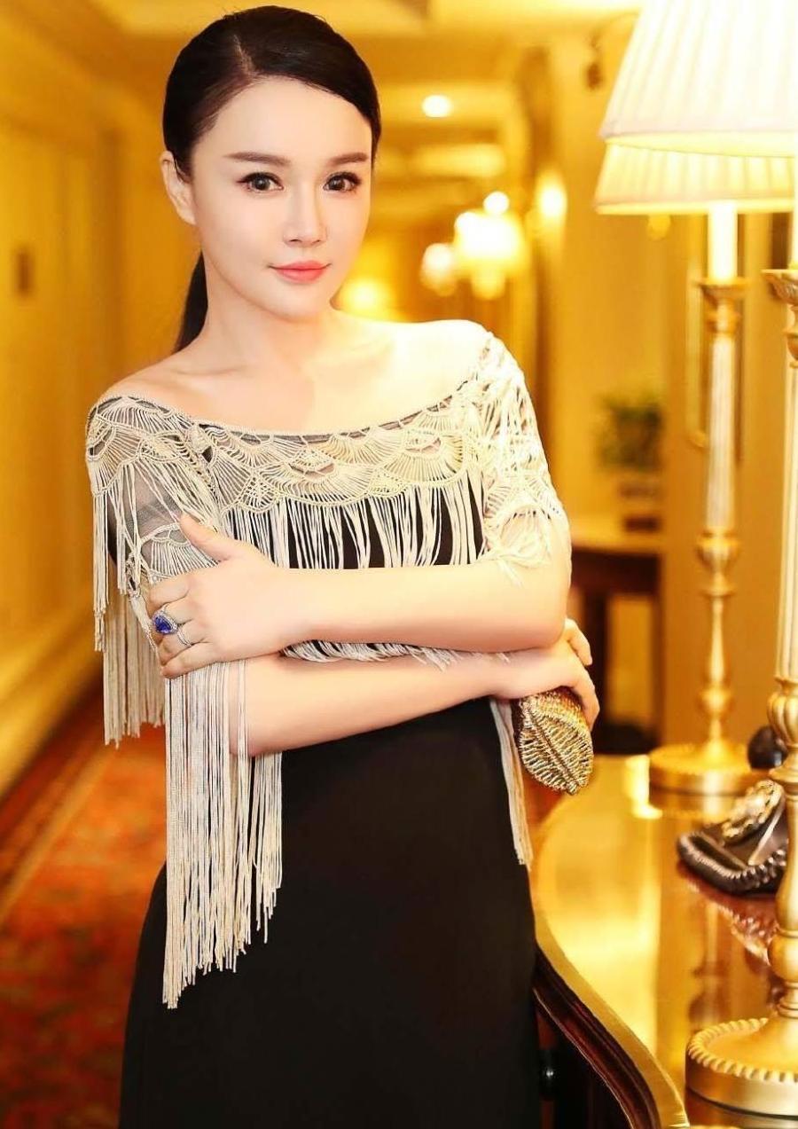 冉莹颖真是够拼! 为了显腿长穿拖地长裤, 像没穿鞋一样!