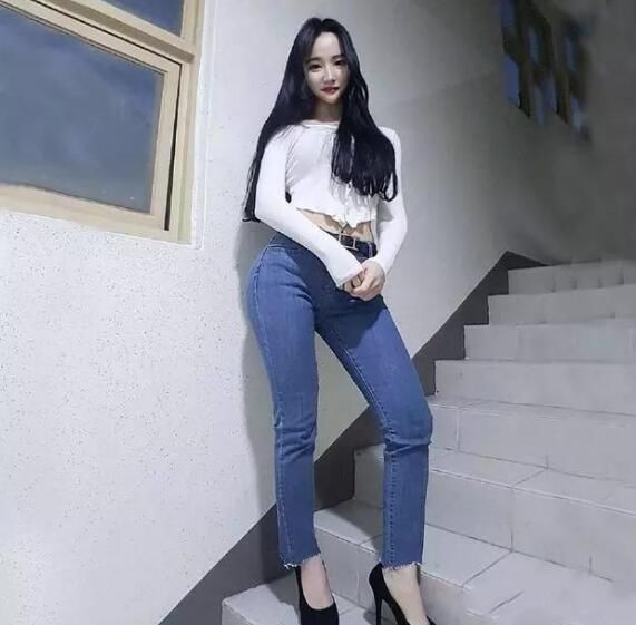 紧身牛仔裤绽放美女迷人曲线，秀出一双纤细的美腿