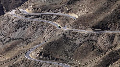 川藏线这么多被遗弃的越野豪车，为什么无人敢开走？原因竟是这样