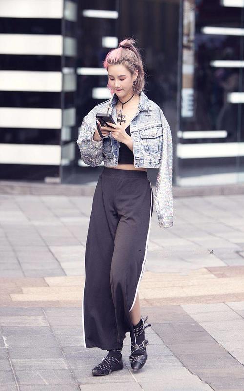 路人街拍：小姐姐的吊带短裙很优美，不穿丝袜的双腿很健康的颜色