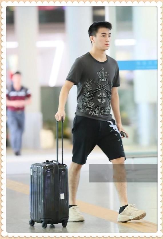 看了何猷君的机场照，再看看奚梦瑶，网友直呼：这也太像情侣装了