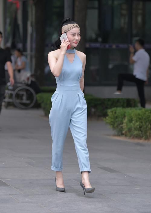  #时尚女生#穿搭要彰显个性，选择款式时尚的装扮，美出新鲜感